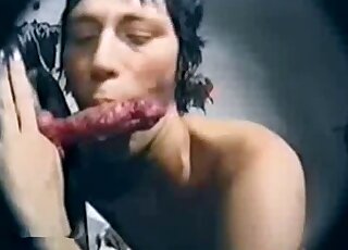 Niesamowita brunetka z krótkimi włosami poci się, robiąc loda psu